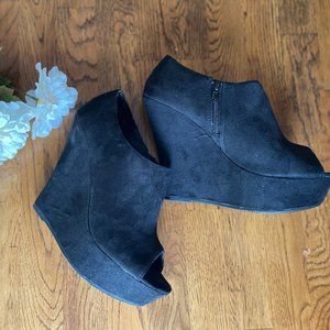 Olsenboye Peep Toe Wedges